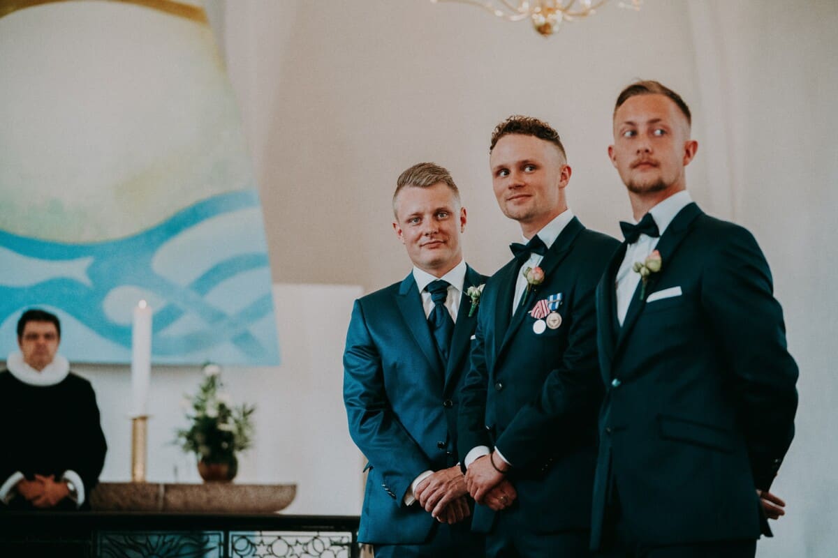 Who Pays For Groomsmen Suit?