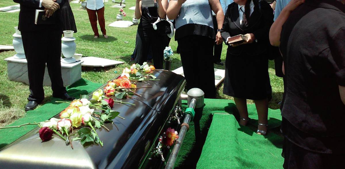 What should you not wear to a funeral