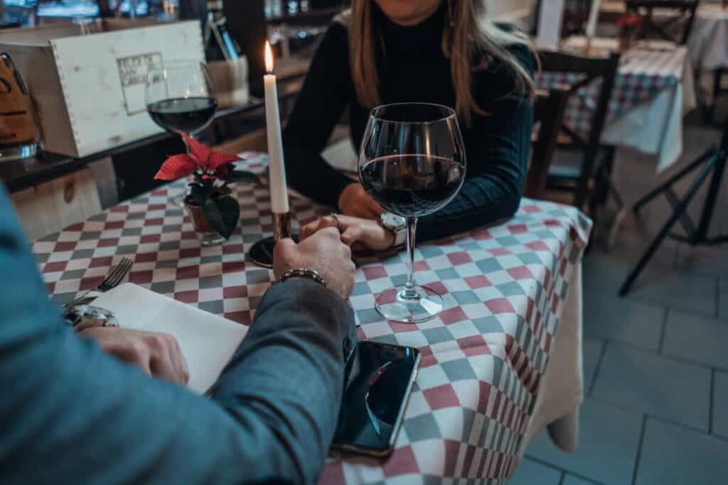 How to Confirm a Date Without Sounding Desperate