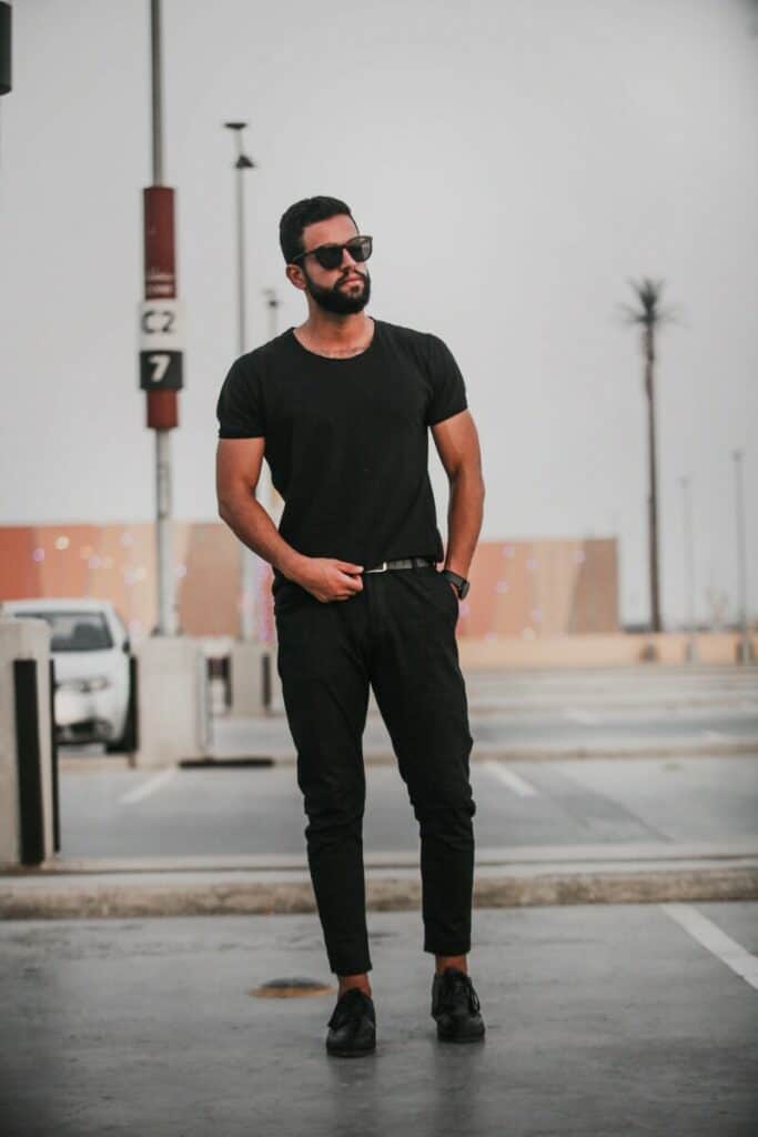 What Color Jeans to Wear With Black Shirt