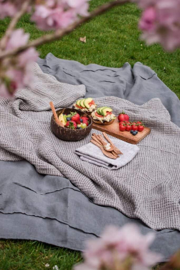 How do you make a romantic picnic